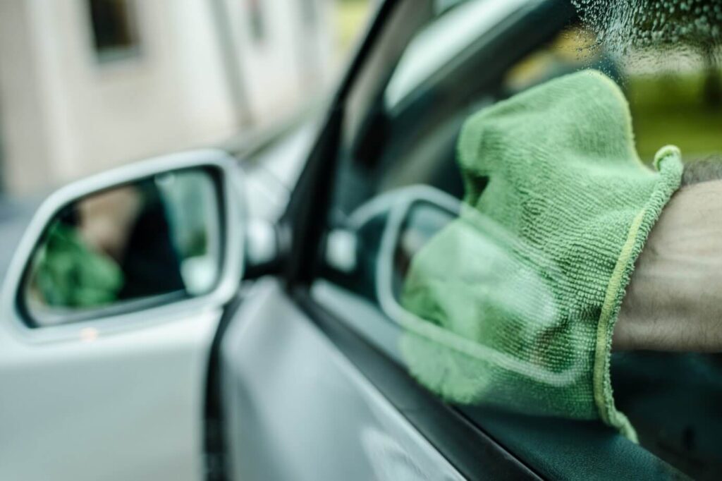 Autoscheibe reinigen für eine klare Sicht