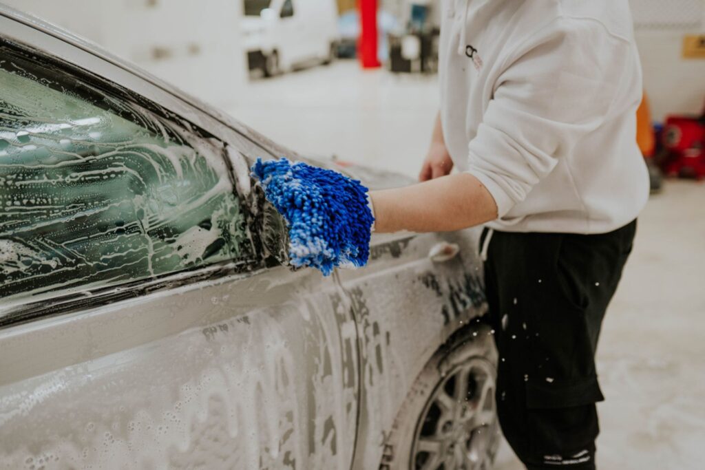 Intensive Autowäsche in 5 Schritten: So sieht Dein Auto wieder aus wie neu