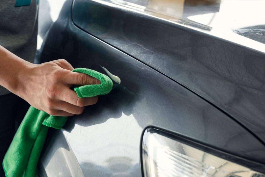 Leichte Kratzer im Autolack selbst entfernen