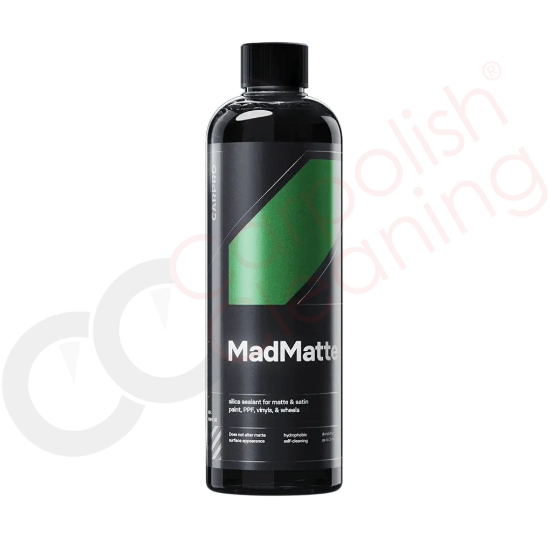 CarPro MadMatte 500 ml Sprühflasche mit Detailer für matte Lacke und Folierungen, schwarze Flasche mit rotem CarPro-Logo und Sprühkopf, geeignet zur Reinigung und zum Schutz von Mattlack-Oberflächen.