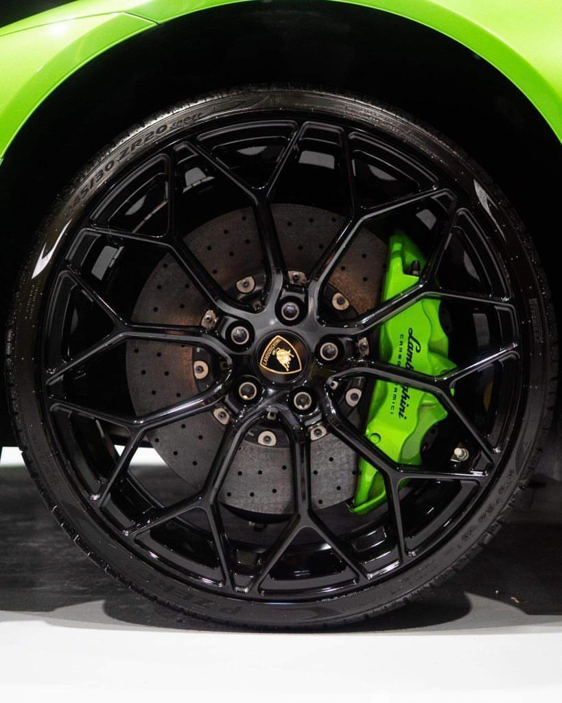 Ein schwarzer Reifen mit glänzender Oberfläche, der von LVL UP Reifenglanz behandelt wurde.