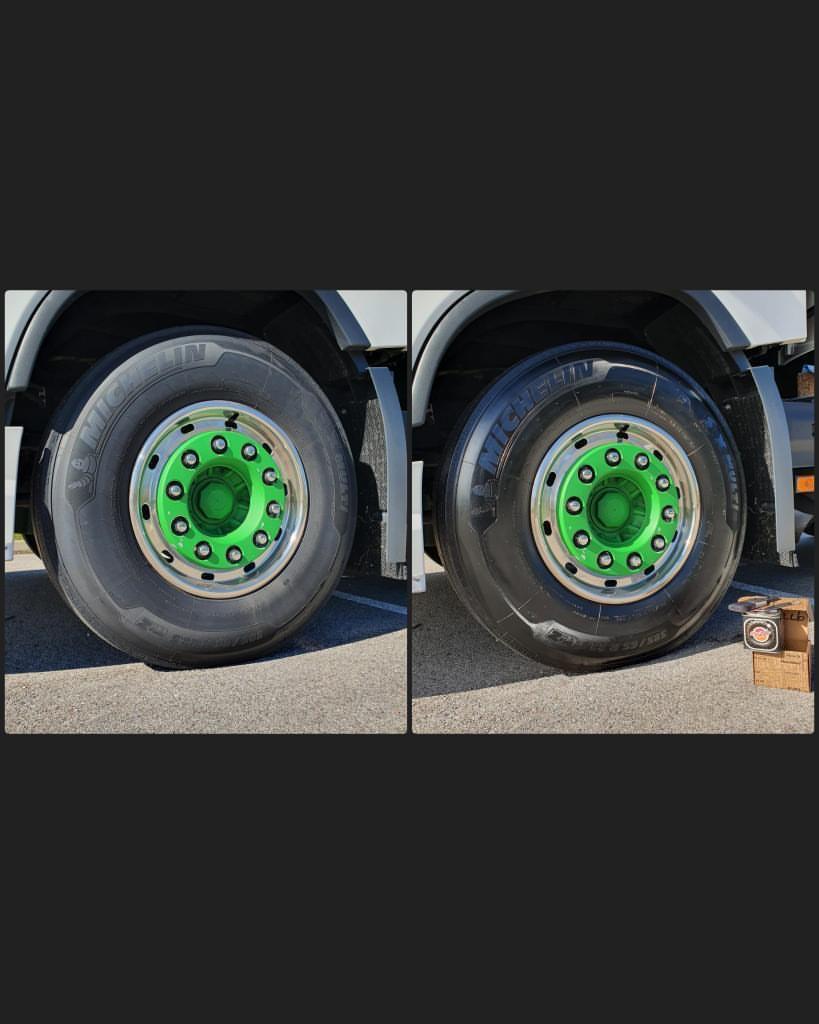 Ein schwarzer Reifen mit glänzender Oberfläche, der von LVL UP Reifenglanz behandelt wurde.