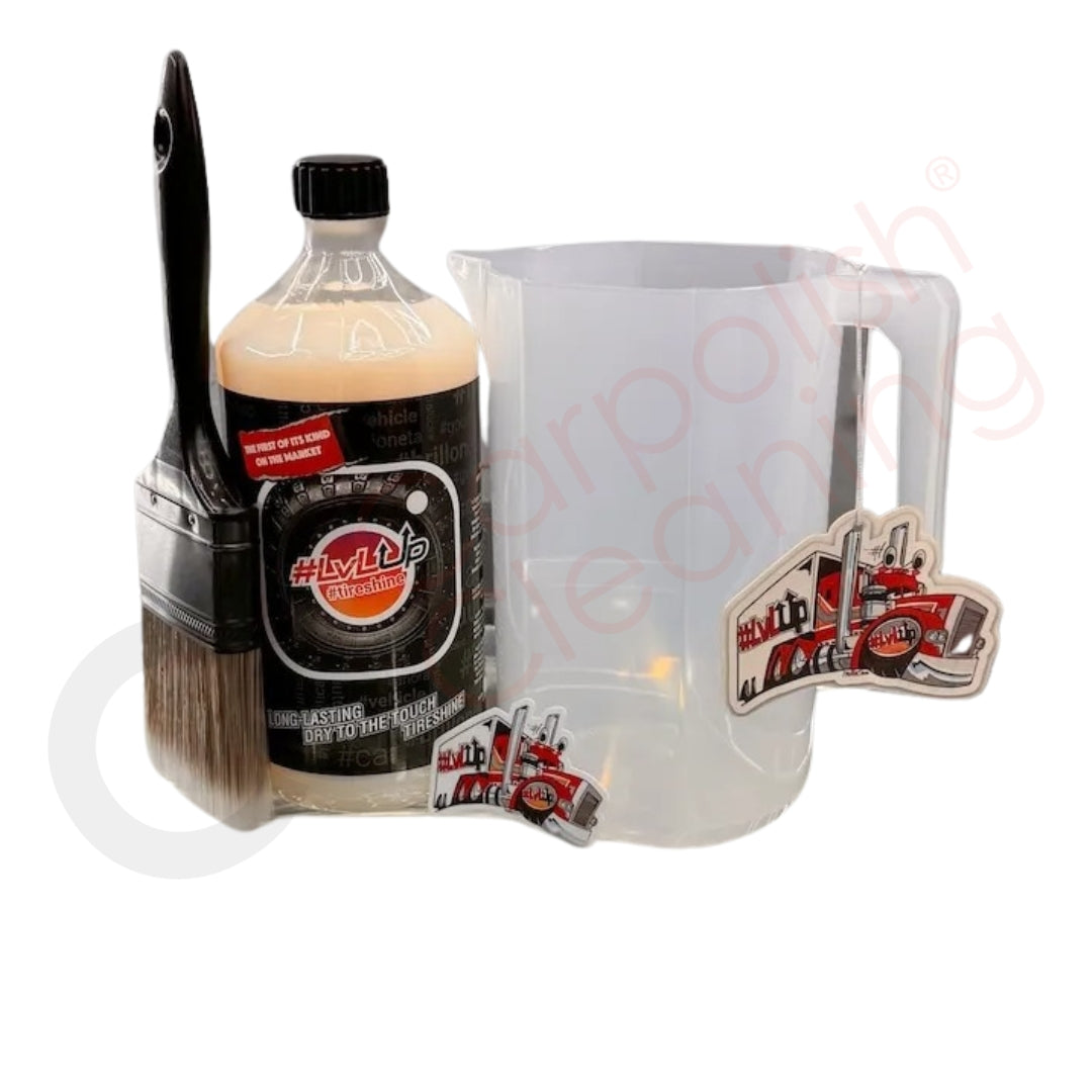 Ein schwarzer Reifen mit glänzender Oberfläche, der von LVL UP Reifenglanz behandelt wurde.