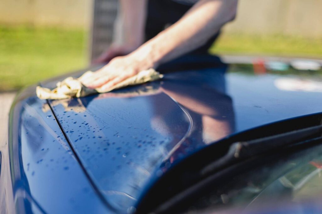 Auto trocknen - Kalkflecken nach Autowäsche vermeiden