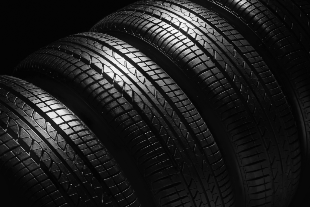 Autoreifenreinigung - So werden Deine Reifen sauber und tiefschwarz
